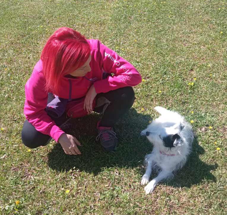 Adiestradora canina mirando a los ojos de su perra