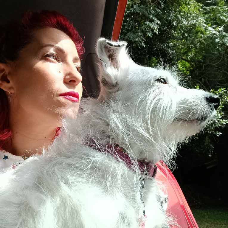 Adiestradora canina con su perra en brazos