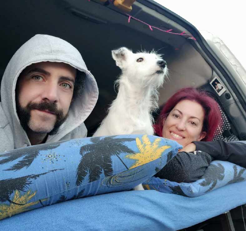 Educadora canina junto a su pareja y su perra