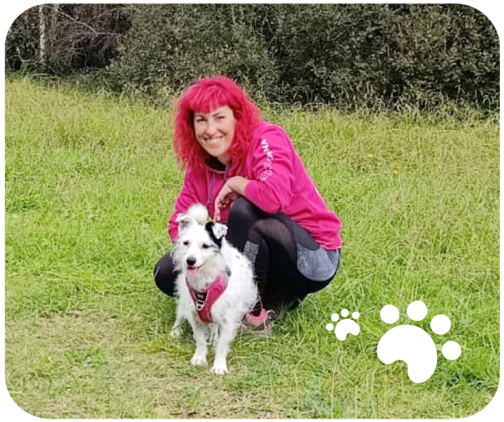 Humana y su perra juntas en un campo